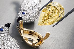 眺めるだけで心が浮き立つ「グラフ」のまばゆい黄金色のダイヤモンド