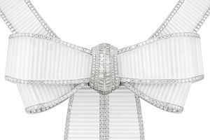 無色透明の水晶「ロッククリスタル」を使ったハイジュエリーに見る、ブシュロンの洗練された表現