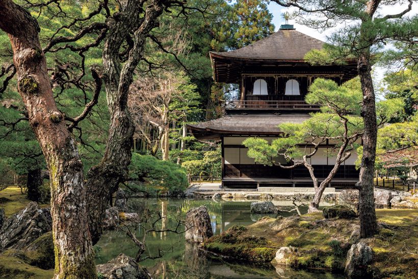 慈照寺の代名詞、「銀閣」の本来の名称は観音殿。書院造風の心空殿と禅宗様の潮音閣の二層からなる建物で、義政が亡くなる1年前の長享3（1489）年に完成。