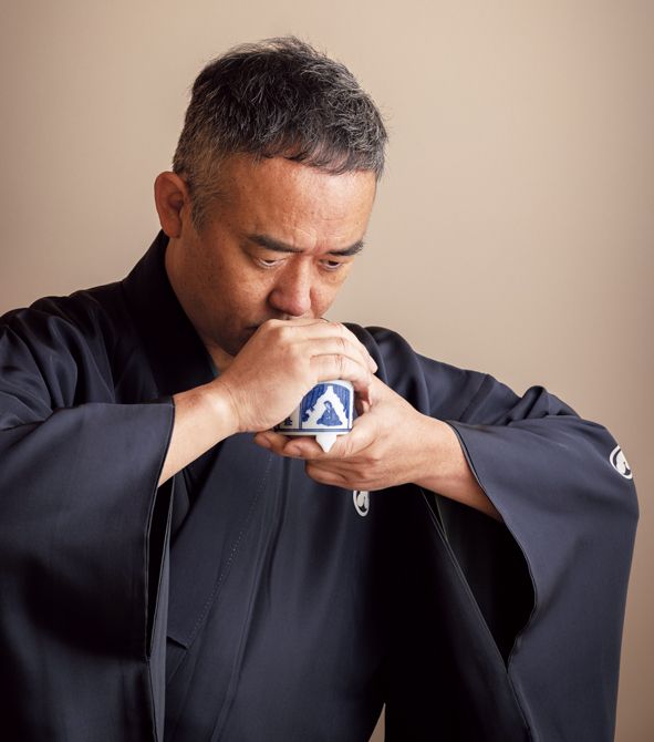 蜂谷宗苾(はちや そうひつ)・1975年、志野流第二十代幽光斎宗玄家元の嫡男として生まれる。幼稚園から始めたサッカーを大学、社会人リーグまで続ける。25歳の時脳腫瘍で生死の境を彷徨い、翌年禅寺に入る。文化庁海外交流使として世界各地で香道を広め伝え、25年、志野流二十一代家元を継承。