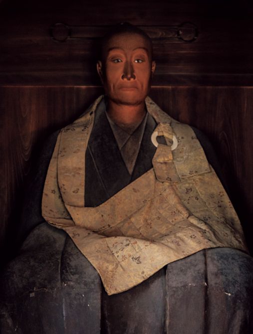 東求堂内にお祀りされる足利義政像。義政没後に造像された木像だが、実際のお姿を感じさせるような面持ち。