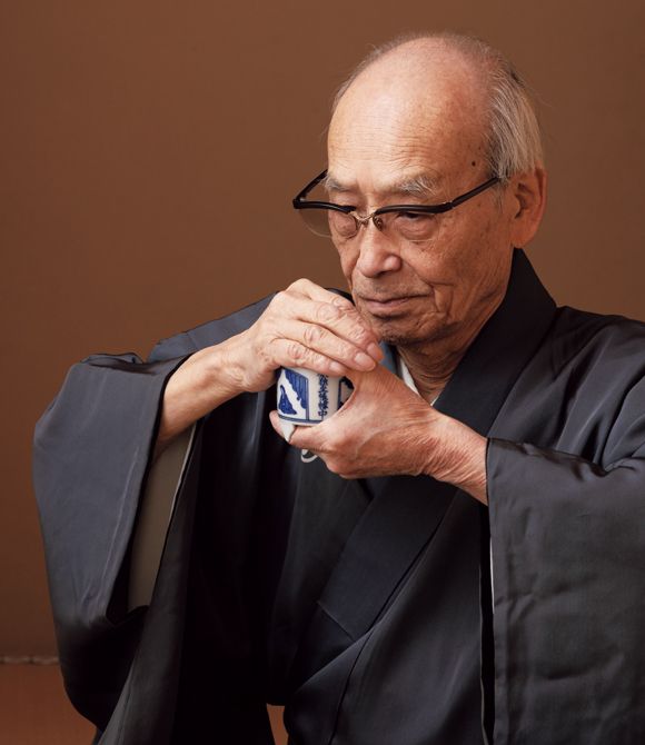 蜂谷宗玄(はちや そうげん)・1939年、志野流第十九代幽求斎宗由家元の嫡男として生まれる。戦後の厳しい環境下において研鑽を積み、大学卒業後は歴代家元に倣い、岐阜県の正眼僧堂にて修行。妙心寺派管長梶浦逸外老師より斎号「幽光斎」、宗名「宗玄」を拝受。87年、志野流二十代家元を継承。