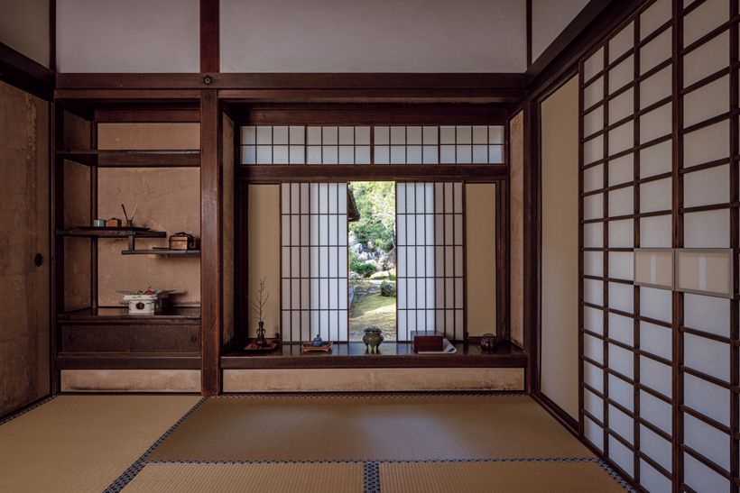 東求堂内「同仁斎」の書院飾り。今回は、義政公ゆかりの同仁斎に、志野流の香道具、火取香炉、聞香炉や沈香箱などが飾り付けされている。同仁斎は義政の書斎であったとされ、総畳敷きの四畳半。銀閣と東求堂は東山山荘の遺構であり、いずれも国宝に指定されている。