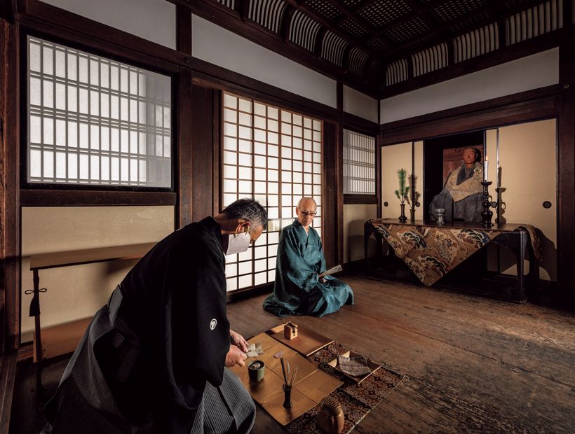 （右）蜂谷宗玄（そはちやうげん・志野流香道 第二十世家元）・（左）蜂谷宗苾（はちやそうひつ・志野流香道 第二十一世家元）　銀閣寺東求堂内で行われた志野流香道の家元継承式。前家元の蜂谷宗玄さんが見守る中、新家元の蜂谷宗苾さんが足利義政公に香を献じた（写真は継承式に先立って行われた予行演習を特別に撮影させていただいたものです）。