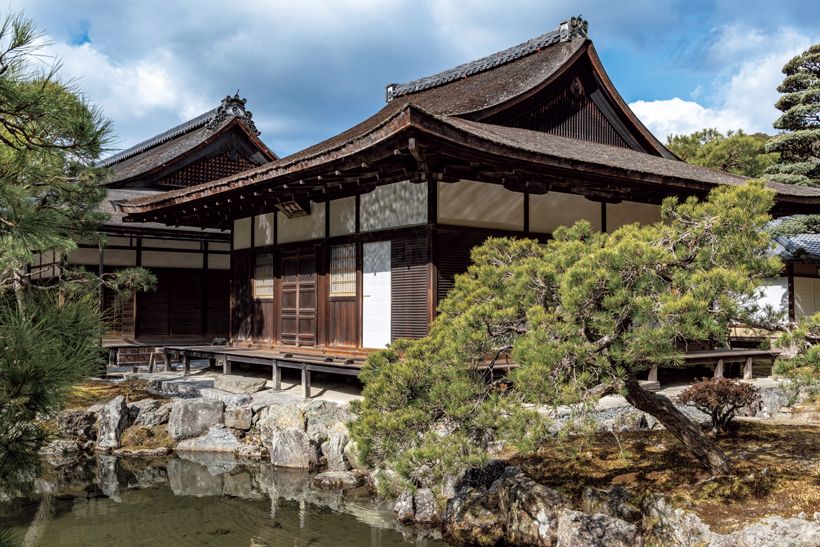 東求堂は本堂の東に南面して建つ持仏堂。義政像がお祀りされる板敷きの仏間、付書院や違い棚を備えた同仁斎などからなる。同仁斎は初期の書院造の典型的な建築として有名。