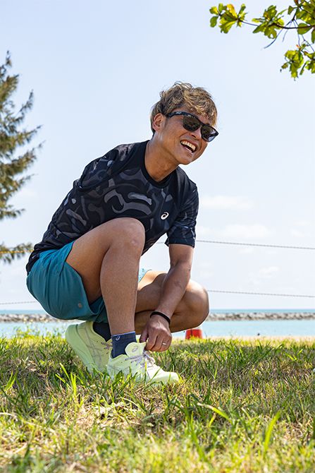 宇田選手がトレーニングで1か月に泳ぐ距離は約120km、自転車は約1000km、走るのは約300km。「パラトライアスロンではいろいろな障害を持った選手が、その障害に応じて自転車を工夫したり、泳ぎ方や走り方を変えたりという3種目の工夫の仕方が見どころ。僕のレースは、スイムで遅れたところからバイクとランの2つで最後まで諦めず追い上げていくところをぜひ見てほしいですね」。