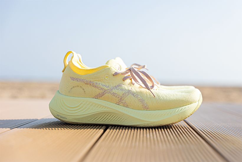 NIMBUS MIRAI（ニンバスミライ）は、買い替え時期を迎えたシューズをアシックスの回収プログラムを利用してリサイクルできる。アッパー（甲被）は、本体をはじめ補強部やハトメ（靴ひもの通し孔）などもすべて単一素材でできており、そのうち75%以上が再生ポリエステル素材を使用。詳しく見る＞＞