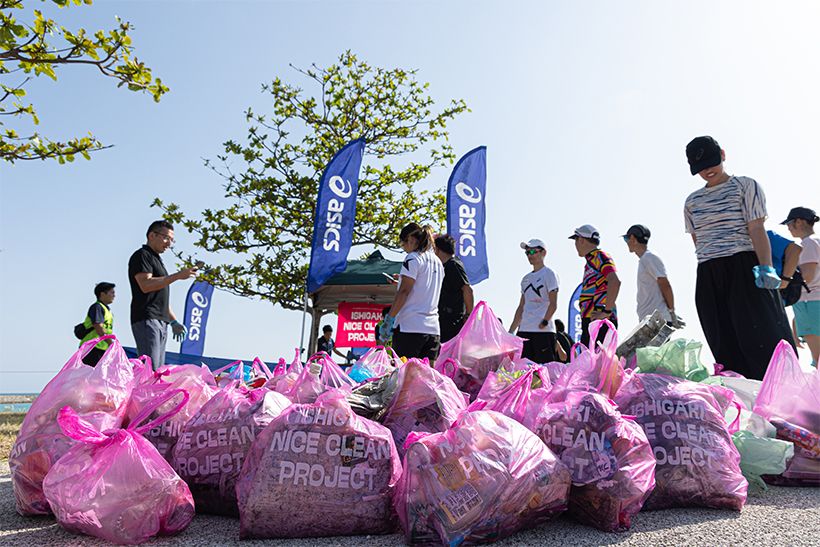最後に集めたゴミの山。「思っていた以上にゴミをたくさん拾うことができました。やはり石垣島トライアスロン大会は素敵な環境と人の中で走る大会なので、もっとゴミのない綺麗な場所になって欲しい」（宇田選手）。