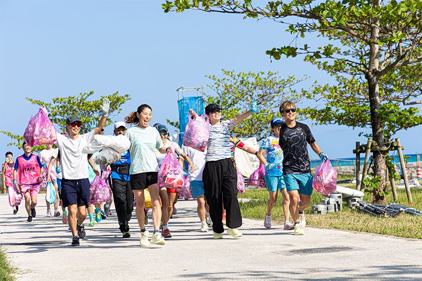 写真中央が一ノ瀬メイさん、右が宇田秀生選手。左が庭田清美さん「トライアスリートが素晴らしい環境をレースで使わさせていただいているので、この島が盛り上がり、島が綺麗になっていくということを皆さまにも認めてもらえるように。今回の活動を通して島をより良くしていたい」（庭田清美さん）。