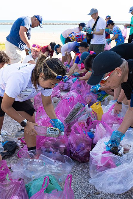 プロギング後に集めたごみを全員で分別していく。ペットボトルはキャップとラベルを外し正しい分別でリサイクルへ。