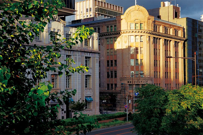 神戸の都心部、三宮から南の海側に広がる旧居留地には、歴史の深さを感じさせる重厚な石造りの建築物の中、数々のビッグメゾンが建ち並ぶ。