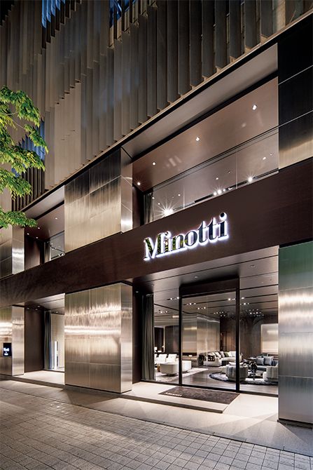 街の中心部、浪花町筋に面して建つミノッティ 神戸。アートギャラリーのような店内では、家具単体ではなく、リビング・ダイニングなどの空間をトータルで提案している。