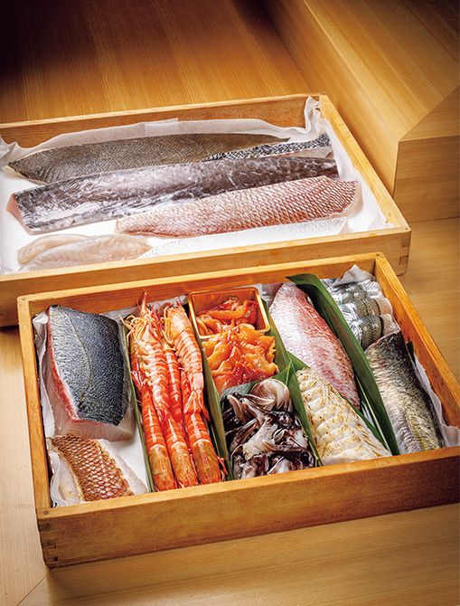 鮨だねは、はしりと名残の魚介をあえて中心に20種ほど揃える。