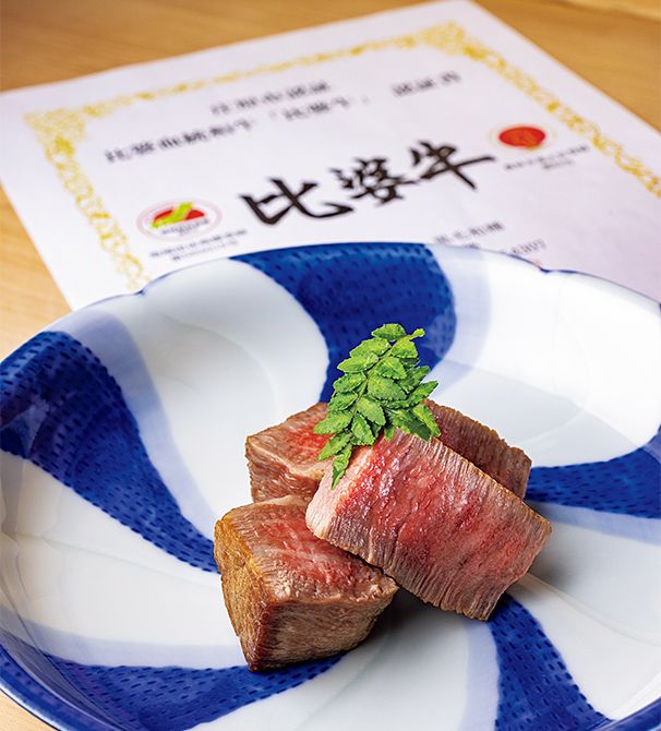 部位の特徴を生かし、すっきり としたうまみのヒレは、炭火で焼い ては休ませ、極上の一品に。「割烹 白鷹」（148ページ）にて。