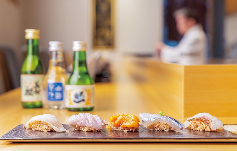 鮨だねは、はしりと名残の魚介をあえて中心に20種ほど揃える。