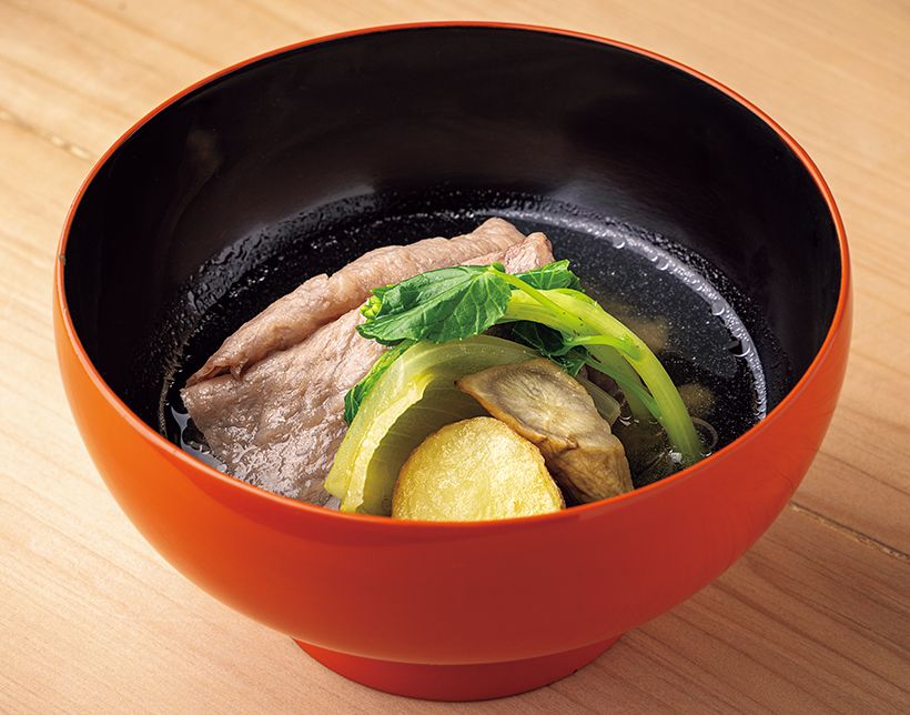 だしに通した比婆牛と揚げ野菜の煮物椀。