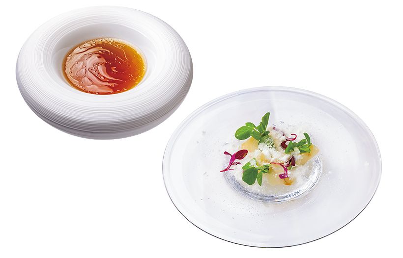 ・「比婆牛のコンソメ」。牛脂や 野菜のうまみが贅沢な余韻を生 む。右・「おこぜの脱水 乾燥 熟 成」。仕上げに液体窒素でパウ ダー状にした辛味大根を添えて。