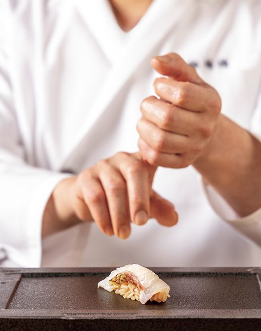 「瀬戸内さかな」を広島県産の米や酢による酢飯と、ひと手間で引き立てる「鮨 稲穂」の真鯛のにぎり。