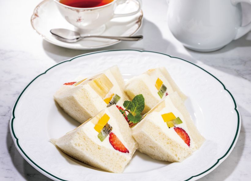 【リーガロイヤルホテル大阪「フルーツサンド」】「フルーツサンドイッチ」2910円（コーヒーまたは紅茶とセット）。ホテルのメインラウンジで提供。／住所：大阪市北区中之島5-3-68　電話：06（6448）1121