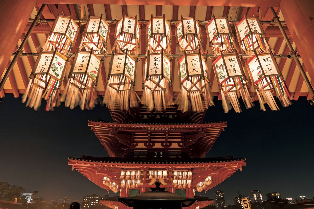 【和宗総本山 四天王寺】古くから続くお盆行事「万灯供養」。五重塔がある中心伽藍で約1万本のろうそくが灯される。／住所：大阪市天王寺区四天王寺1-11-18　電話：06（6771）0066／写真提供：サントー〈ピクスタ〉