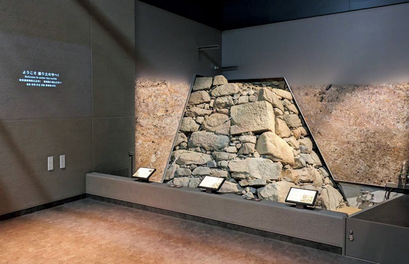 【大阪城　豊臣石垣館】400年以上前に徳川幕府によって埋められた、豊臣秀吉が築いた初代大坂城の石垣が展示されている。／住所：大阪市中央区大阪城1-1（2025年4月1日オープン）／写真提供：大阪市