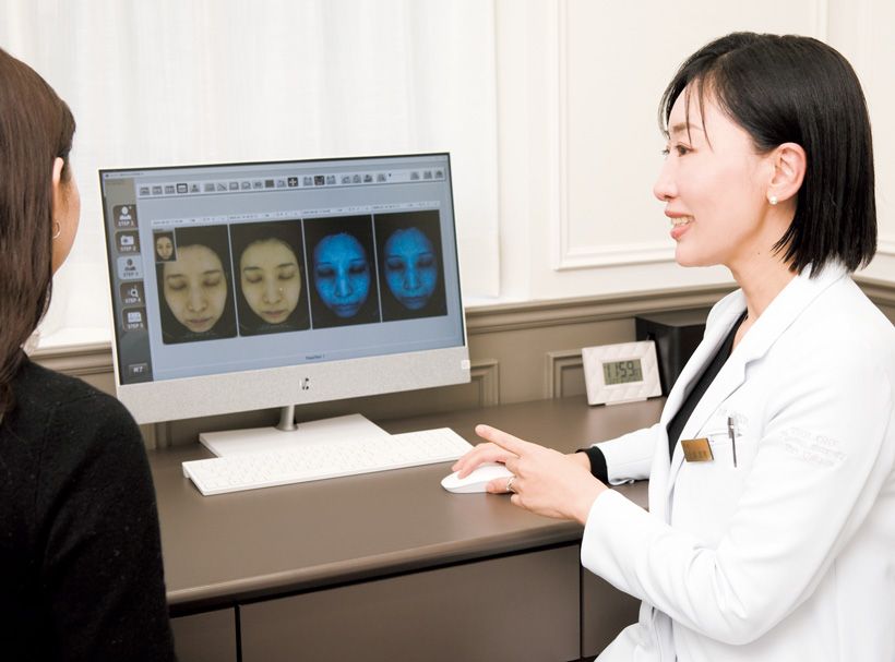 高性能肌診断機「ネオヴォワール」による分析でシミの状態、未来のシミまで可視化しながら、治療の最終的なゴールを決定。ピコレーザーやIPLに比べて多少の痛み、ヒリつきなどのダウンタイムはあるが、翌日にはほとんど落ち着く程度。