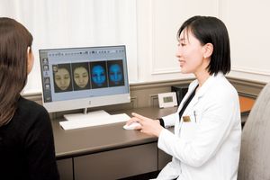 「とにかく早くシミを消し去りたい」シミ治療の信頼の医師とクリニック。「THE ОNE.」（虎ノ門）