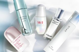 2025年の最新スキンケア。くすむ隙をつくらない「ブライトニング美容液」5選