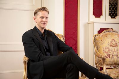 ダンサー時代と変わらぬスタイルを維持しているホールバーグさん。体形維持の秘訣を尋ねると、「踊ることをやめたとはいえ、運動することが好きなので、ずっと体は動かしています。今はファッションを楽しめるようになったので、そのためにも体形はキープしておきたいですね」