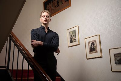 ホールバーグさんのリフレッシュ方法は「意識的に頭をオフにすること」。「考えなければいけないことが山ほどあるので、頭の中が爆発しないように気を付けています。スコッチを一杯飲んで、Netflixなどで頭を使わないですむような映画を観るとリラックスできます」。