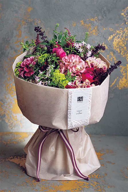 土佐和紙で包まれた、香り豊かなブーケ（参考価格1万1000円）