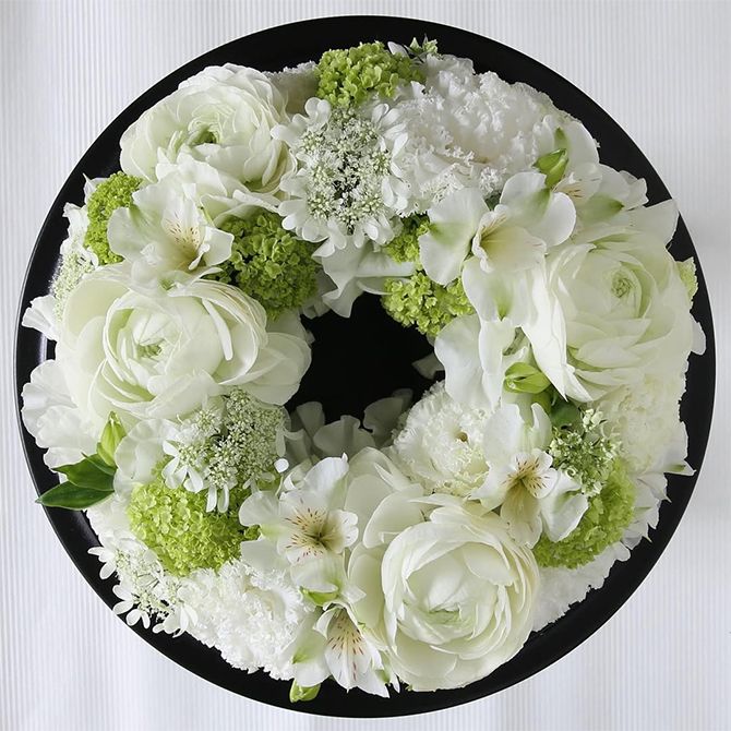 白のリシアンサス、ラナンキュラス、アルストロメリア、オルレアなどを使った爽やかなブーケ。