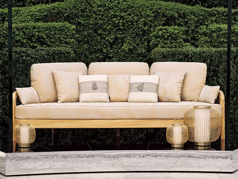 アルマーニ／カーザのソファ「テランス」とランタン「トリッリ」