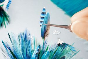 リアルな羽で色彩の妙味を生み出す、ピアジェ「フェザーマルケトリ」