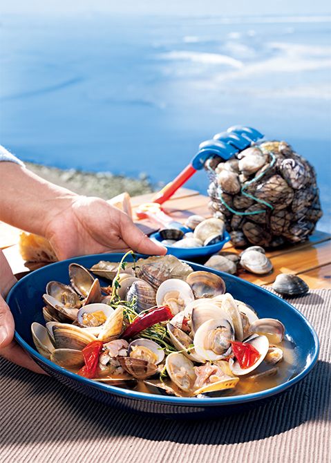 貝のワイン蒸し　バスク風