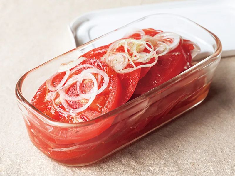 志麻さん流トマトサラダ。りんご酢の穏やかな酸味のドレッシングがトマトになじんで美味。