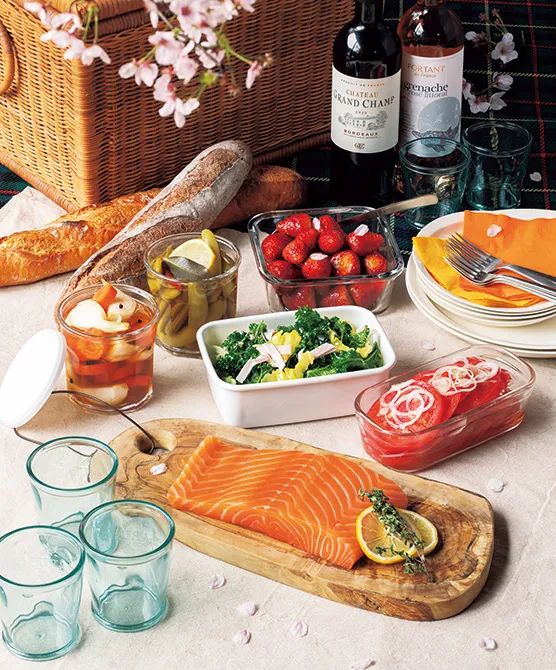 志麻さん流のお花見レシピは日本式のお弁当ではなく、一品ごとに保存容器に入れたもの。それも事前に作り置きできるものがほとんどです。