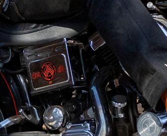 バッテリーカバーには、村雨さんの家紋と「松」「風」の文字で装飾。