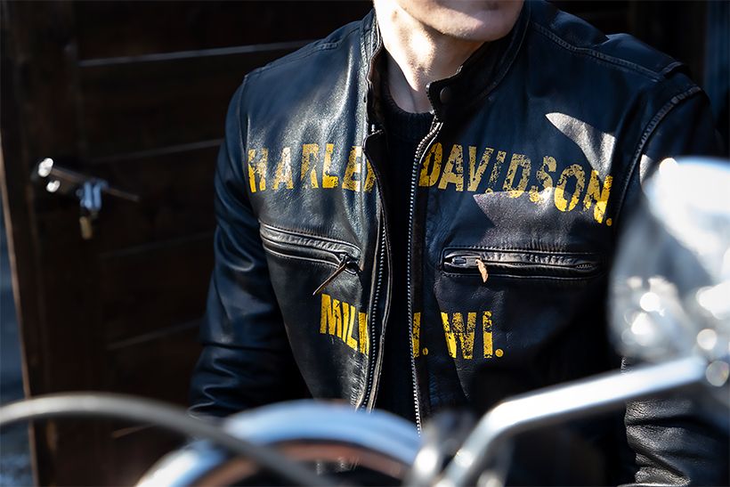 愛用のライダースジャケットを着てツーリングに出発。