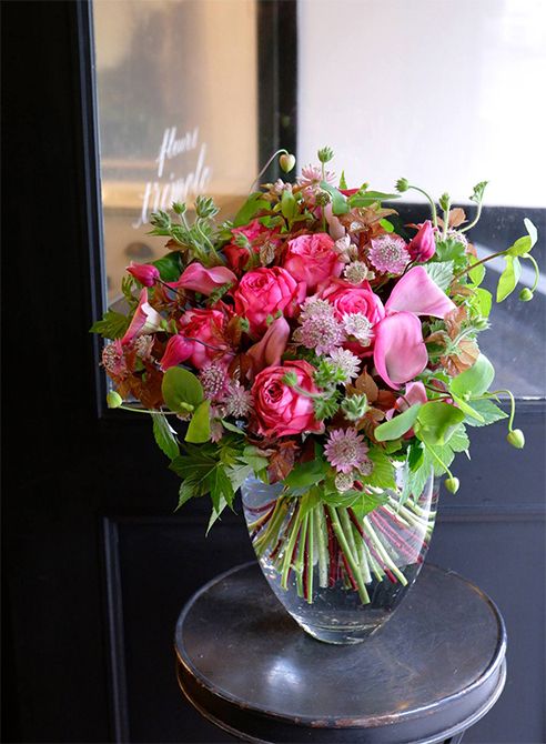 お友達の誕生祝いにドラマチックな雰囲気のピンクーのブーケを。あでやかなピンクのバラ‘ローズシノ’と濃淡ピンクのカラー‘ザスー’。2つの大きな花をつないでくれるのがアストランティア‘ラルス’です。ほかにクレマチス‘天使の首飾り’、ゼラニウム‘ミセス キングスリー’、ベニスモモ‘ファスティギアータ’、キイチゴ‘ベビーハンズ’を使用しています。