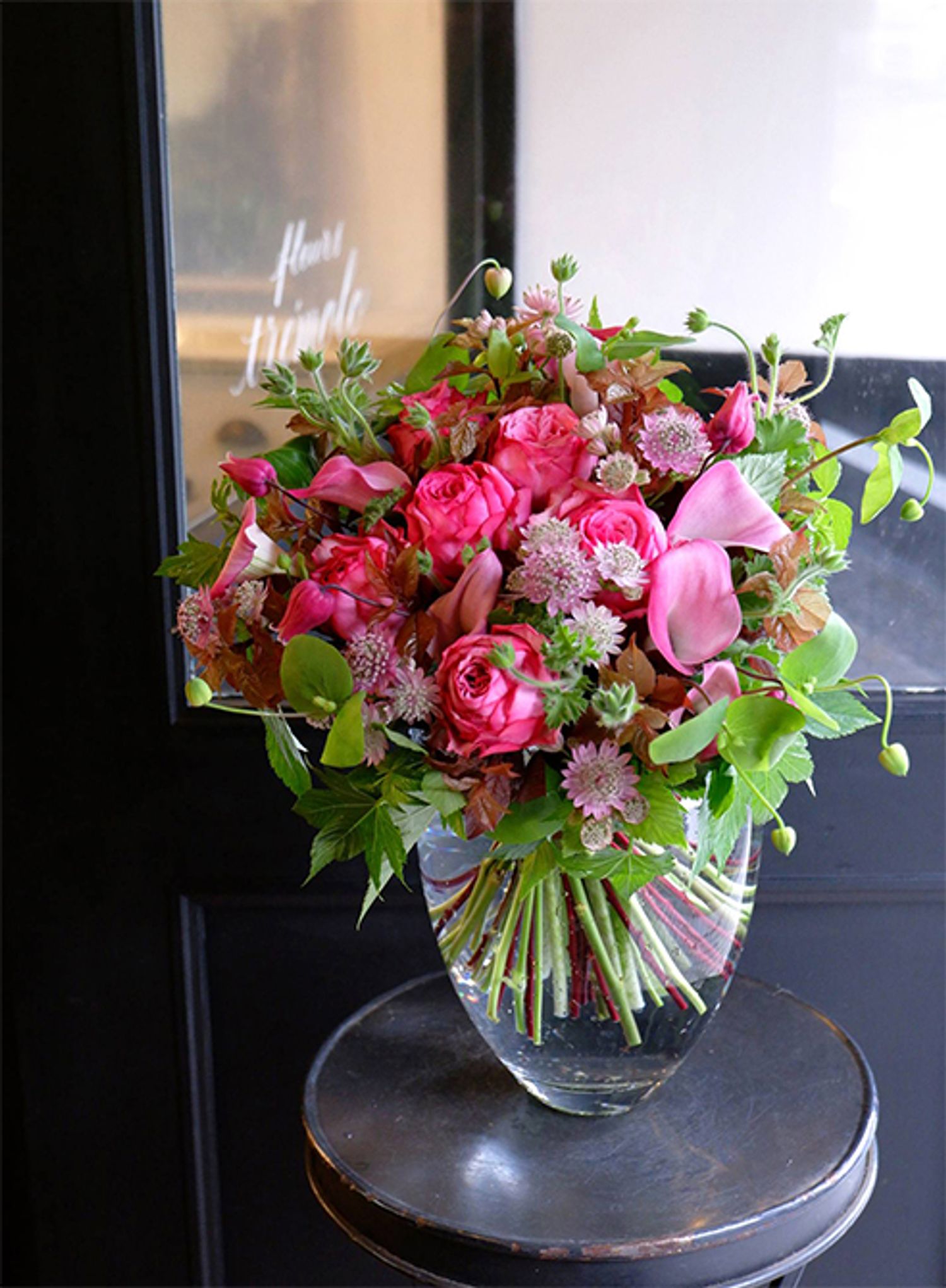 お友達の誕生祝いにドラマチックな雰囲気のピンクーのブーケを。あでやかなピンクのバラ‘ローズシノ’と濃淡ピンクのカラー‘ザスー’。2つの大きな花をつないでくれるのがアストランティア‘ラルス’です。ほかにクレマチス‘天使の首飾り’、ゼラニウム‘ミセス キングスリー’、ベニスモモ‘ファスティギアータ’、キイチゴ‘ベビーハンズ’を使用しています。