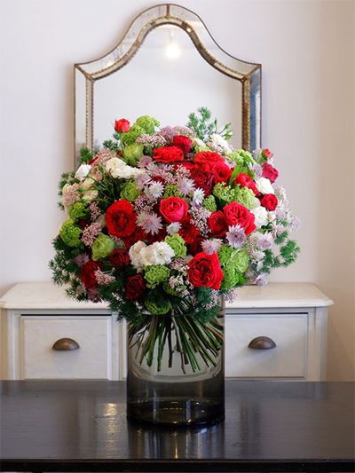 バラが大好きな奥様の還暦のお祝いに、3種の赤いバラをアクセントに使ったブーケを制作しました。赤バラは‘唐紅’、‘ルージュリアン’、‘ブリランテ’で、緑色のバラは‘スーパーグリーン’とミニバラの‘グリーンアイス’です。アストランティア‘ローマ’とライスフラワーがバラのすき間を埋めています。ほかにビバーナム・スノーボール、ミリオグラタスなどを使用。