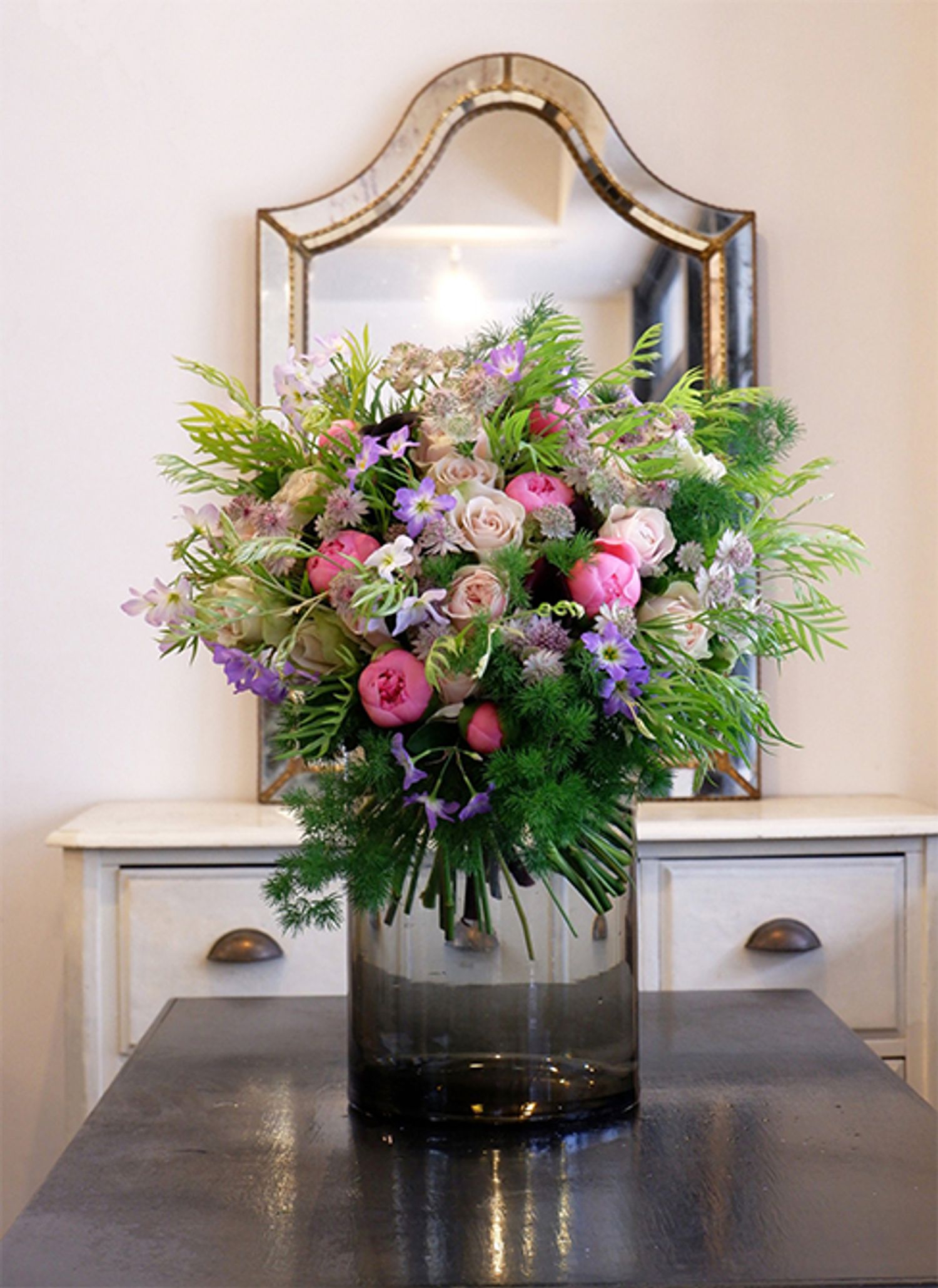 高校時代の恩師の退職パーティーの席へ、感謝の贈り花をお届けしました。広島県竹原市の「京華園 神田」さんのバラ‘デザート’と‘シフォンベール’に、シャクヤク‘エッチドサーモン’を合わせ、ボリューム感のあるブーケに。アストランティアが大きな花と花のすき間を埋めてくれます。ほかにリューココリーネ‘ファンタジー’、カラー‘メモリーズ’、グレビレア‘ピーチアンドクリーム’、ミリオグラタスなどを使用。