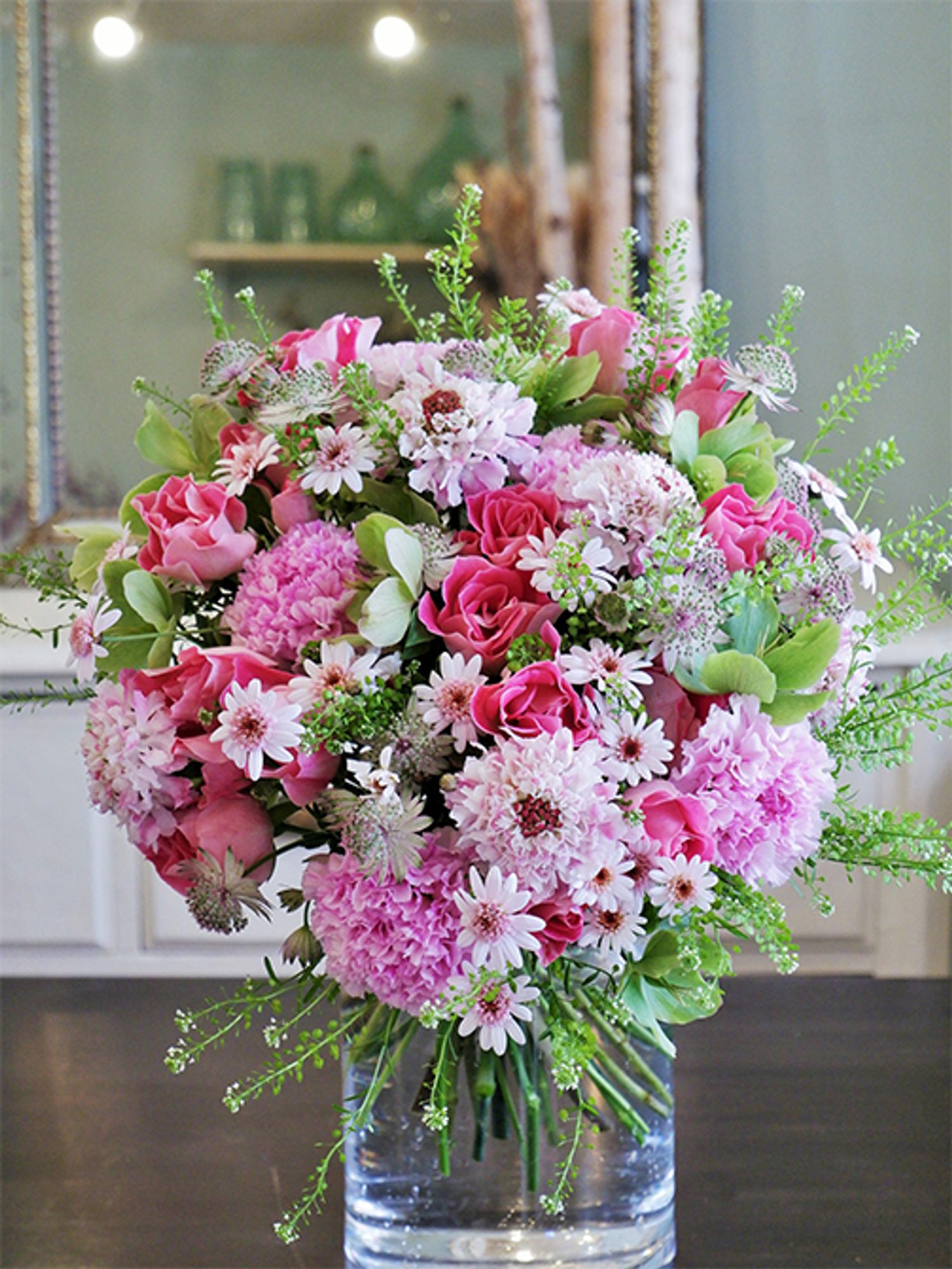 女の子のワンちゃんの誕生日にピンクの花を集めたかわいらしいブーケを制作しました。濃淡のピンクの花の中にアストランティアを加えると、透明感のある花色がアクセントになります。ダイアナフラワーの富永さんが栽培したアストランティアは、鮮度が高いので水あげもばっちり！ピンクの花は、バラ‘ペッパーベリー’、カーネーション‘シャララ ピコ’、スカビオサ‘ピコファンタジー’、マーガレット‘ドリームカシス’。ほかに淡いグリーンのクリスマスローズ‘バニラアン’とタラスピオファリムなどを加えてナチュラルな雰囲気に仕上げました。