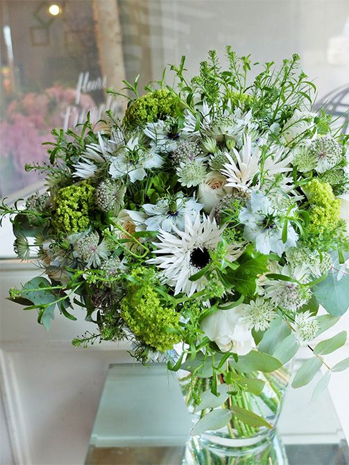 ご主人から奥様へ、結婚記念日に感謝のお花をプレゼント。白〜ごく淡いピンクの花に明るい緑色の爽やかな花色合わせです。花が小さなアストランティアが加わると、かわいらしい雰囲気になります。今年はご自宅でお祝いされるとのことで、花びんに挿して飾れるブーケにしました。ガーベラ‘ガーデンゴースト’、バラ‘しらべ’、ニゲラ‘ミスジーキル’、アジサイ‘エメラルド’、ビバーナム・スノーボール、タラスピオファリム、ユーカリなどを使用。