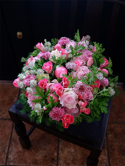 お友達へ誕生祝いに初夏のピンクのアレンジを。濃淡ピンクの花を集めた中にアストランティア‘フローレンス’を加えると、そこだけ透明感が生じたようになり、よい感じのアクセントになります。バラの‘ルージュベリー’と‘リメンブランス’、シャクヤク‘エッチドサーモン’、リシアンサス‘ボヤージュ ピンクシェイク’、スカビオサ‘コットンキャンディスクープ’と、この時期にも素敵なピンクがたくさんあります。あしらいにローズゼラニウムを加えています。