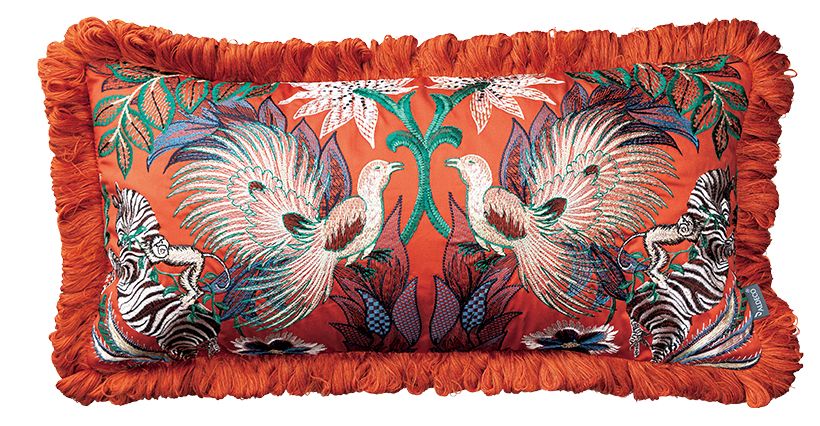 「ゼウス」（クッション縦30×横60センチ、2点セット売りで14万800円）。