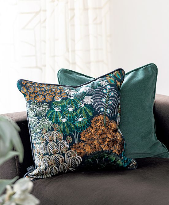 手前「ベル テール ブルードリーム」（クッション縦50×横50センチ、2点セット売りで9万2400円）。