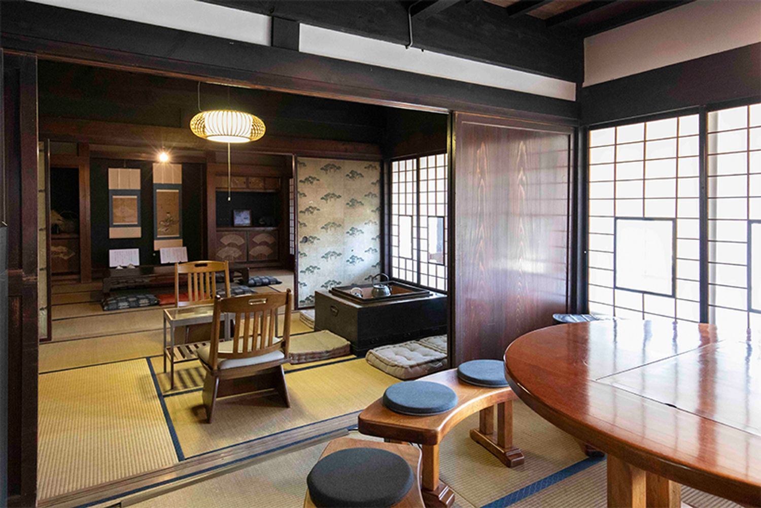 往時の暮らしの風景をそのまま生かした１階のワーキングスペースは、地元の人々の憩いの場にもなっています。