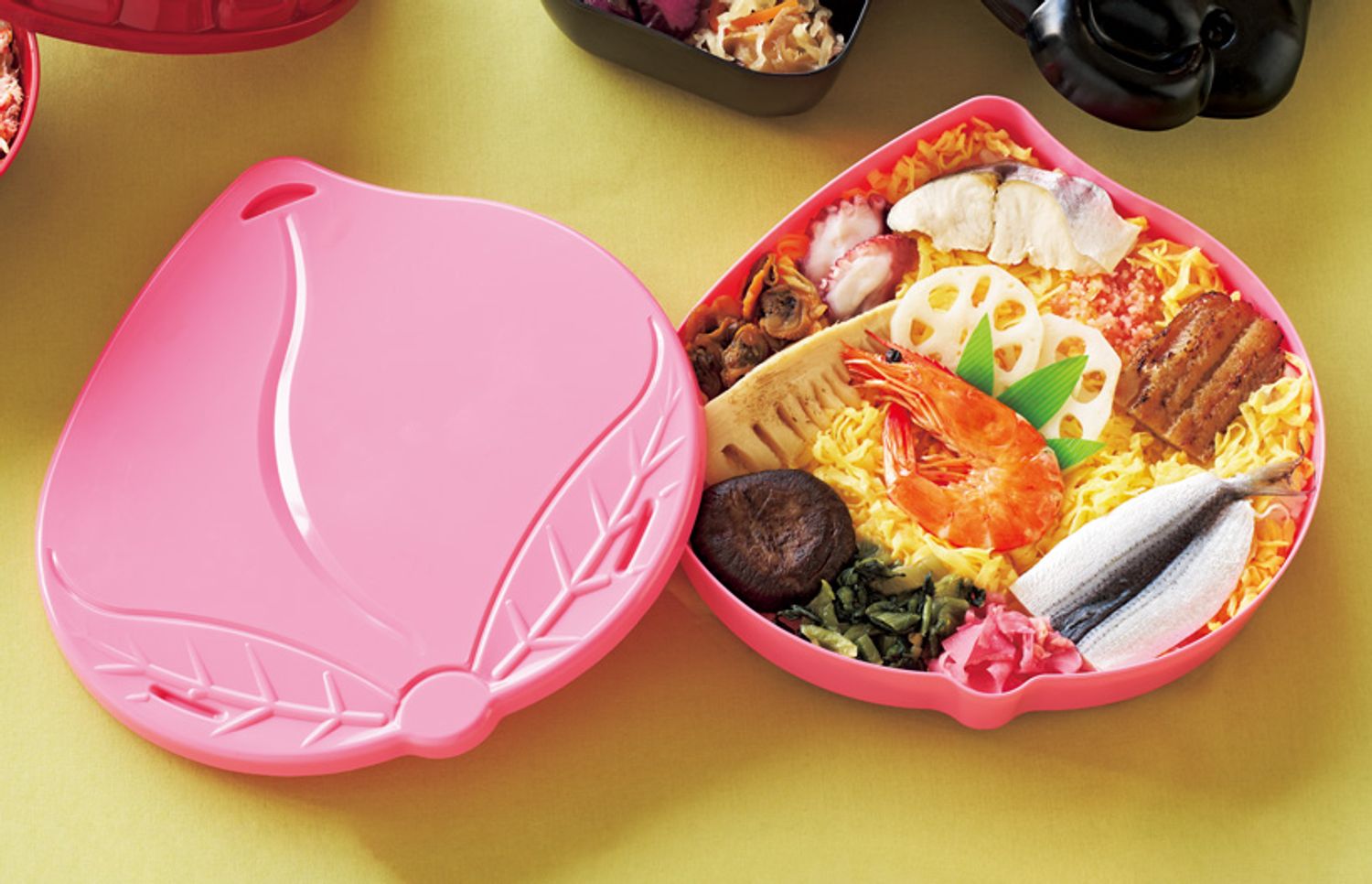 【岡山県】桃形の容器も具材も賑やか。ハレの日のご馳走を弁当に 桃太郎の祭ずし